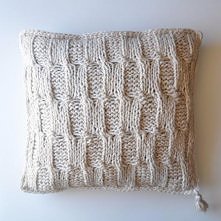 Dziergane przedmioty ocieplą każde pomieszczenie , a do stworzenia przytulnej aranżacji świetnie nadają się mięciutkie poduszki. Stonowana beż idzie w parze z przyjemną w dotyku...