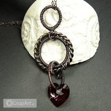Kryształowe serce Miedziana przywieszka wykonana z wykorzystaniem techniki wire wrapping i kryształowego (Swarovski) serduszka wielkości 18mm. Długość całego elementu zawieszone...