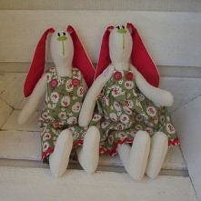 Królicza parka - słodziaki:)
Króliki uszyte z bawełny . Mają ruchome nóżki i rączki. Nie zawierają wełny. Wypełnione specjalnym tworzywem. Wielkość ok. 27 cm.Te i inne cudownośc...