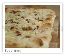 Składniki
ciasto:
250 g mąki pszennej
13 g drożdży
mała szczypta cukru
175 ml wody pół na pół z mlekiem (letnia temperatura)
szczypta soli
1 łyżka oliwy z oliwek

sos:
300 ml śm...