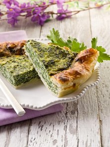 Szpinak - przepisy: Tarta

Składniki ciasta

- 2 jajka,

- 300 g mąki,

- 4 łyżki zimnej wody,

- 150 g masła,

- łyżeczka soli,

Farsz:

- 500g mrożonego szpinaku,

- 4 ząbki c...