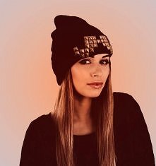 Czapka z ćwiekami <3