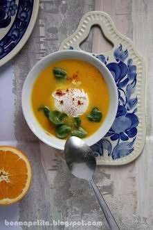 Czas na inspirujący przepis, który mnie dziś oświecił! Zupa krem z dyni na ostro z wkładką pomaranczową i jajkiem w koszulce! Czyli jak gotować ze światła w lodówce Pyszna i roz...