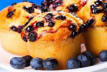 Składniki:

szklanka mąki
2 łyżeczki proszku do pieczenia
1/2 szklanki cukru pudru
cukier waniliowy
1/2 kostki masła
2 duże jajka
szklanka mleka
1 1/2 szklanki borówek amerykańś...