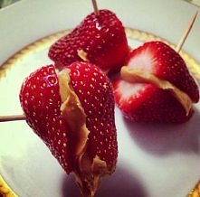 Truskawki z masłem orzechowym
Uwielbiam !!!