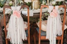 Dekoracje vintage na krzesła.