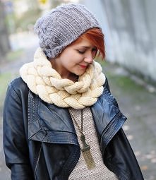 nie dość, że ona śliczna to jeszcze ma genialny komin, szalik ;-)