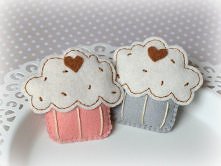 Dwie apetyczne muffinki zgrane kolorystycznie - smakują znakomicie zajadane jednocześnie.