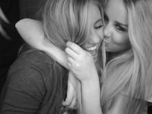 Definicja przyjaźni? Według mnie to częste kłótnie, szczere rozmowy,łzy a potem powrót do rzeczywistości i wybaczenie osobie do której masz pełne zaufanie i możesz jej o wszystk...