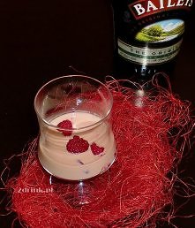 Walentynkowa Niespodzianka:

* garść mrożonych malin
* 50 ml Baileys

Przygotowanie:
Odkładamy 2-3 maliny do dekoracji, resztę miksujemy w blenderze na mus. A jeśli nie macie bl...
