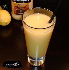 Hairless Duck:  * 30 ml ajerkoniaku * 15 ml rumu * 30 ml wódki * sok pomarańczowy  Przygotowanie: Rum, ajerkoniak i wódkę wytrząsać w shakerze. Wlać do szklanki na lód, uzupełni...