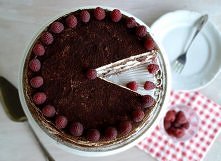 Lekki tort z malinami