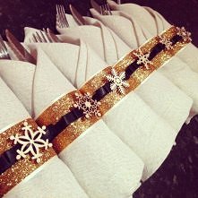 Przyozdobione serwetki na sztućce płatkiem śniegu . Wygląda niesamowicie.