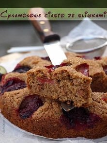 Cynamonowe ciasto ze śliwkami
