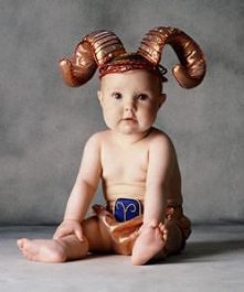 Dziecko spod znaku Barana. Dla małego Barana każda sytuacja stanowi dobry powód do rozpoczęcia działania, i to od zaraz. Uwidacznia się to w tym, że biega, skacze, wykazuje nieb...