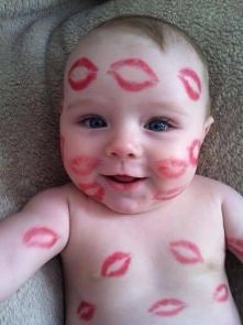 dziecko z buziakami na twar...