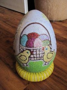 fajny pomysł na cekinową pisankę ...