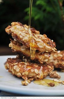 Jabłka w owsianej panierce

Składniki :
jabłko
ok. 1,5 szklanki płatków owsianych
1 jajko
szklanka mąki kukurydzianej
1 łyżeczka proszku do pieczenia
pół szklanki wody gazowanej...