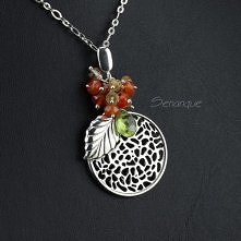 dziewczęcy srebrny wisiorek z naturalnymi kamieniami