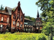 Sanatorium Sokołowsko, Dolny Śląsk

Ukryte w głębokim wąwozie Sokołowsko na Dolnym Śląsku nie jest widoczne z drogi. Nikogo też tam nie sprowadza już niemal legendarna renoma pi...