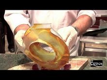 A to cukrowa sztuka !!!!
Aż trudno uwierzyć że w kuchni można takie cuda zrobić.

Qzina's Sugar ShowPiece