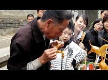 cukierkowe dmuchawce tego jeszcze nie widziałam

Candy Blowing by Street Artist in Xian, China
