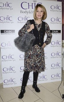 Grażyna postawiła na dywanowy wzór obiciowy i tureckim rodowodzie i szarego szynszyla nadnaturalnej wielkości. Kamizelka, pek dzwoneczków, bałkański pastuszek jak się patrzy! Gr...