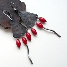 Nowoczesne, surowe w formie, ręcznie robione od podstaw kolczyki. Wykonane z oksydowanego i młotkowanego srebra pr.925 oraz z oliwek korala czerwonego. Długość ok. 7 cm. Zawiesz...