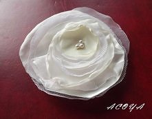 Biało kremowa broszka z perłami