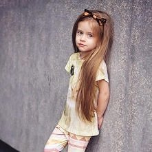 Była sobie mała dziewczynka, która miała długie włosy i małe rzeczy sprawiały jej dużą przyjemność.