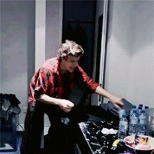 Harry niechcący zarysowuje dopiero co kupioną komodę.
 Harry : Może nie zauważy ....