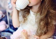 Przebieranki, sukienki w każdym kolorze tęczy, zabawa w dom i picie herbatki na niby. ;]