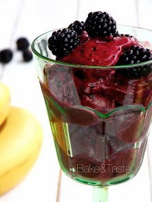 Bananowe lody z jeżynami

Składniki:

    3 bardzo dojrzałe banany
    2 szklanki jeżyn


Owoce zamrozić, niemal "na kamień"'. Następnie rozsrobnić blenderem, naj...