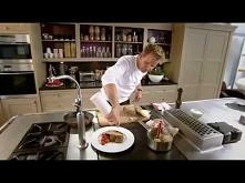 Jak usmażyć jajecznicę Gordon Ramsay NAPISY PL
Większości może się wydawać, że to banalne danie, jednak poświęcając troszkę więcej czasu można wyczarować jajecznice w wersji wyk...