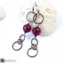 Delikatne kolczyki zostały wykonane z 8mm fasetowanych kulek Agatu w bordowym kolorze, lutowanych miedzianych kółek oraz srebrnych bigli. Całość oksydowana. Kolczyki mają długoś...