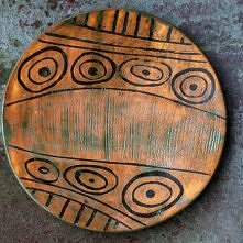 Patera ceramiczna wykonana ręcznie z jasnej szamotowej gliny , wzory inkrustowane brązową gliną. Brzeg patery pokryty turkusowym szkliwem które też było wcierane w całą paterę p...