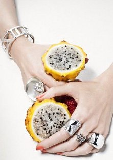 Cel: OCZYSZCZANIE (cera trądzikowa)   Składniki: 1 pomarańcza, zielona glinka, mleko   DIY: Wyciśnij sok z pomarańczy i dodaj do niego tyle glinki, aby mieszanka przybrała formę...