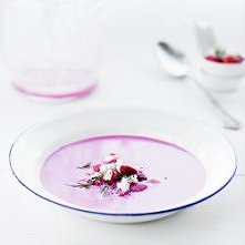 Chłodnik z botwinki
z salsą truskawkową i fetą

•Składniki, 6 - 8 porcji:

• 400 g botwinki wraz z buraczkami
• 1 litr wody
• sól morska i świeżo zmielony pieprz
• 1 ząb...