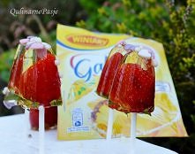 Jelly lollipops - galaretkowe lizaki ;) 
Składniki na 10 szt:


•1 szt.        opakowanie galaretki Winiary Piña Colada
•10 szt.      małych truskawek z szypułkami
•3 łyż....