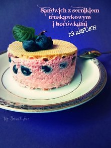 Waflowe sandwicze serniczkowe z borówkami