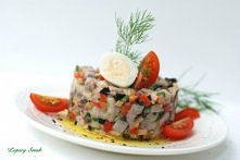 TATAR ZE ŚLEDZIA
Składniki:
6 szt filetów śledziowych (w oleju, lub “prosto z beczki”)
2 ogórki konserwowe
5-6 dużych grzybków konserwowych (lub 1/3 szklanki drobnych kurek)
1 p...