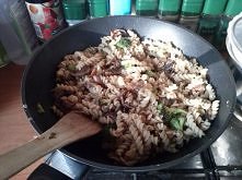 Makaron smażony z brokułami, łososiem i pieczarkami :)