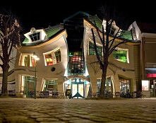 Krzywy Domek, Polska