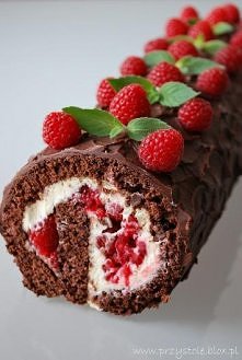rolada czekoladowa z malinami
