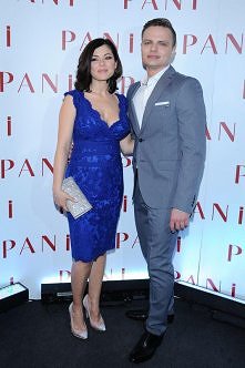 Plebejska obfitość Kasi Cichopek wlana została ze szczodrością w kobaltową tualetę w tłoczony wzór kwiatowy. Smaczki dodatkowe to lśniące obuwie i pikowanki w dłoni. Szacowny ma...