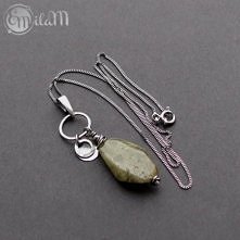 Surowy Grossular

Drobny Naszyjnik wykonany z surowej, nieregularnej bryłki granatu grossular (20x14 mm) zawieszonej na 11 mm, ręcznie formowanym i młotkowanym kole. Całość wyko...