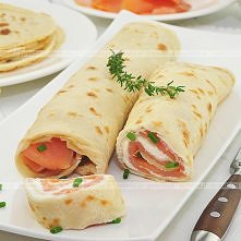 Naleśniki z serem i wędzonym łososiem