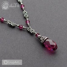 Kropla w Czapeczce
Naszyjnik wykonany z kryształów Swarovski - briolette (17 mm) w kolorze fuchsia oraz drobnych 4 i 5 mm kryształków bicone w kolorach fuchsia i ruby. Całość wy...