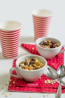 Domowe muesli

Składniki na około 15 porcji:

- 2 i 1/3 szklanki [250 g] ulubionych płatków, u mnie:
- 1 niepełną szklankę [100 g] płatków owsianych
- 1 niepełną szklankę [100 g...