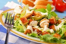 Składniki dla 2 osób: 1 opakowanie sałat Fit&amp;Easy ACTIVE 20 dag sera koziego 1 mała bagietka lub gotowe grzanki 2 łyżki masła liście świeżego tymianku 200 ml jogurtu 1 z...